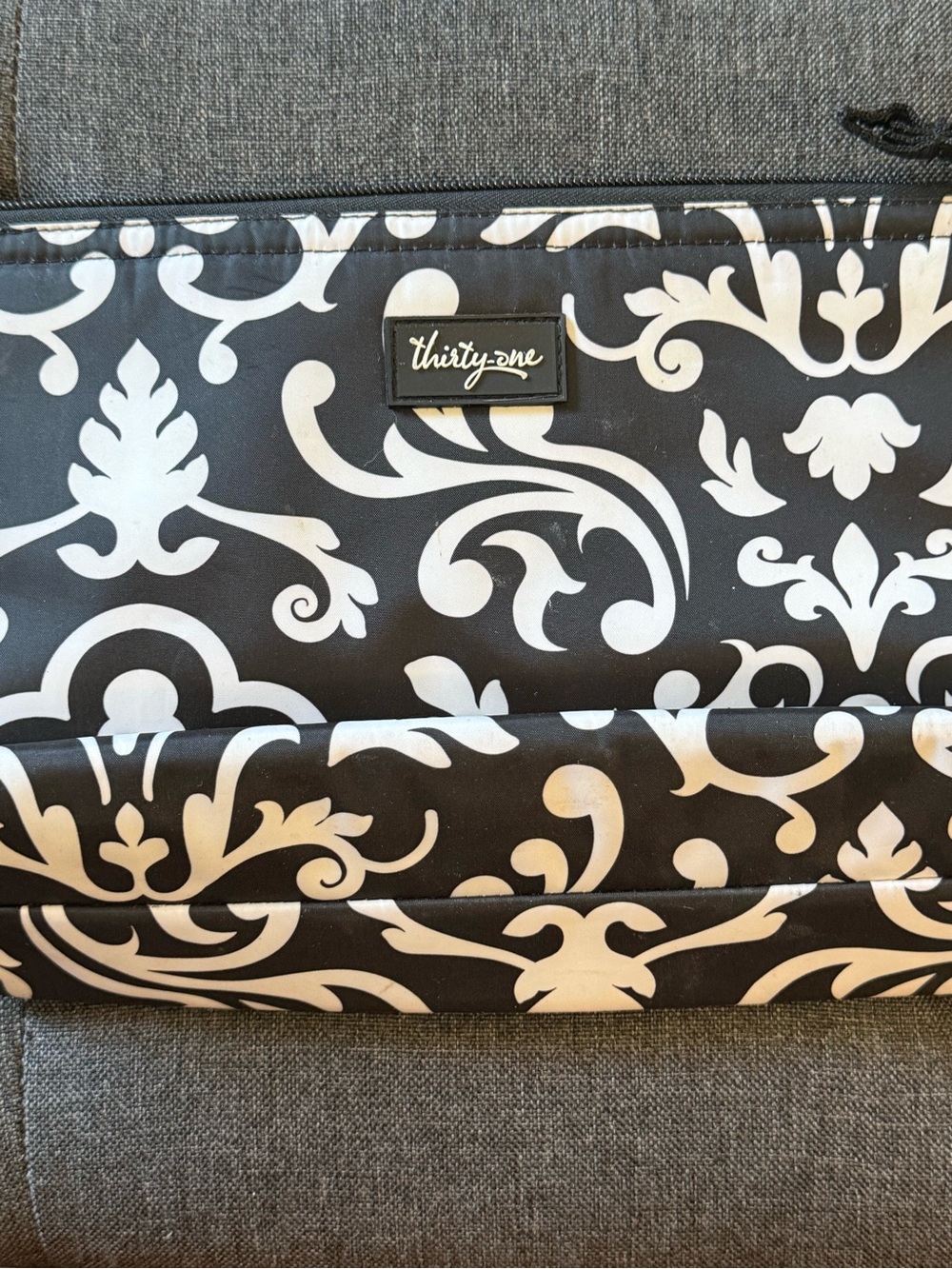 Thirty one black paisley small zipper thermal